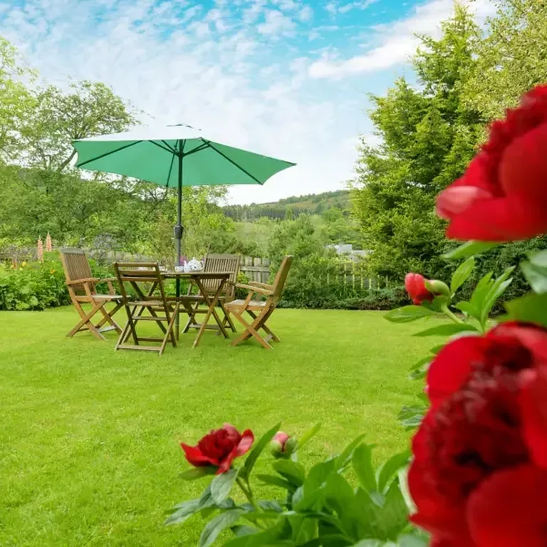 GTW25 Garden Cottage Lawn